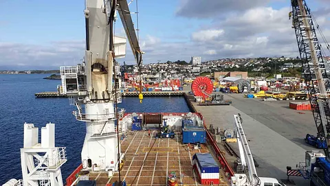 Offshorefartøy som ligger til kai i en havn